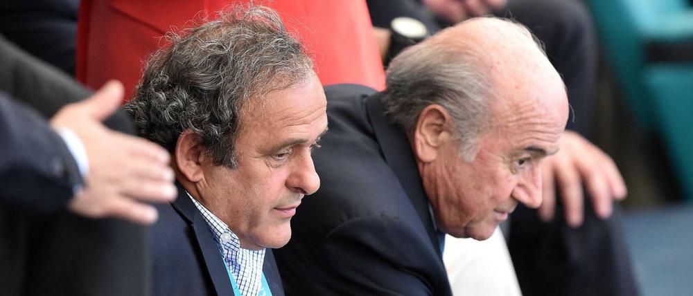 Michel Platini (l.) und Joseph S. Blatter. 