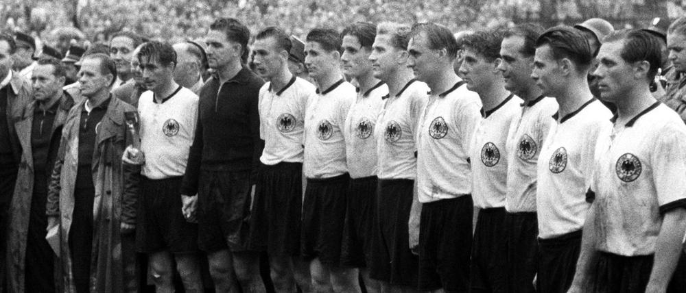 Die Weltmeister von 1954 nach dem gewonnenen Finale in Bern. Hans Schäfer ist der 4. von rechts.