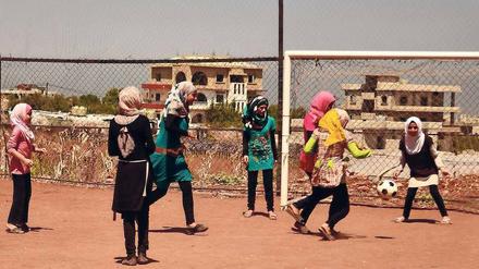 Syrische geflüchtete Mädchen spielen im "Al Aedeh Club" im palästinensischen Flüchtlingscamp "Al Rashidieh" in der Bekaa-Ebene im Libanon Fußball. 