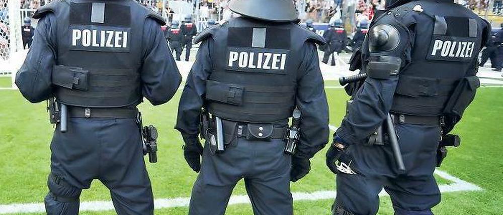In Westen, nichts Neues. Polizei und Fans, hier beim Spiel Eintracht Frankfurt - 1. FC Köln, stehen sich oft unversöhnlich gegenüber. Foto: dpa