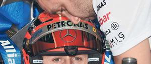 Mitfahren reicht ihm nicht. Michael Schumacher wird seinen Vertrag bei Mercedes wohl nur verlängern, wenn das Team in dieser Saison erfolgreich ist. Foto: AFP