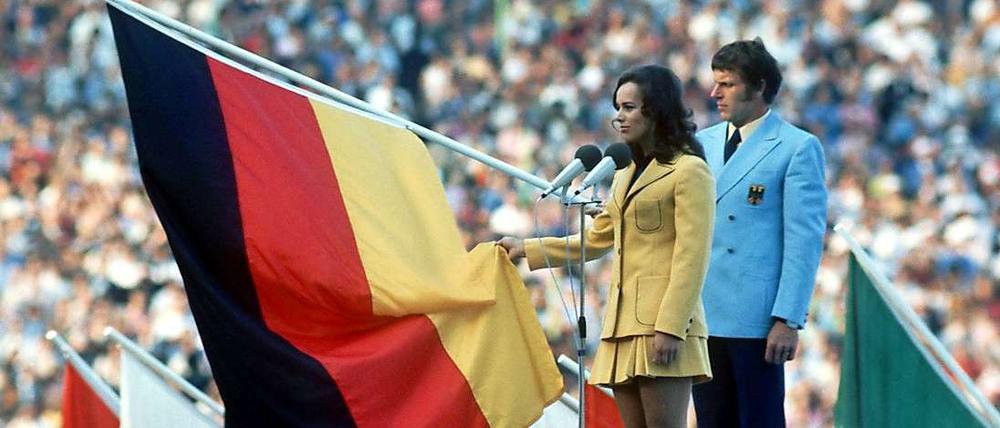 Die Leichtathletin Heidi Schüller spricht am 26.08.1972 für die im Münchner Olympiastadion versammelten Sportler den Olympischen Eid.