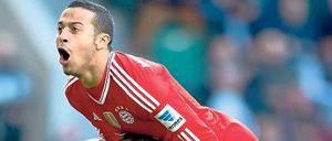 Er macht die Bayern größer. Thiago Alcantara drehte das Spiel in Wolfsburg. Foto: Imago