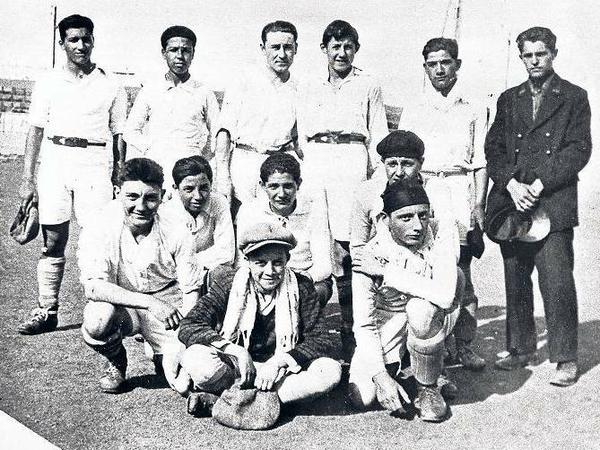 Uniklub. Das Fußballteam der Racing Universitaire Algérois um 1930 mit Torwart Camus (mit Mütze) und Pitous (links oberhalb von ihm). Foto: Ullstein Bild
