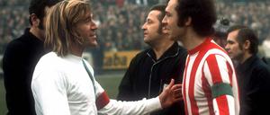 Auf Augenhöhe in den 70ern: Gladbachs Günter Netzer und Bayerns Franz Beckenbauer vor einem Bundesligaspiel 1972.