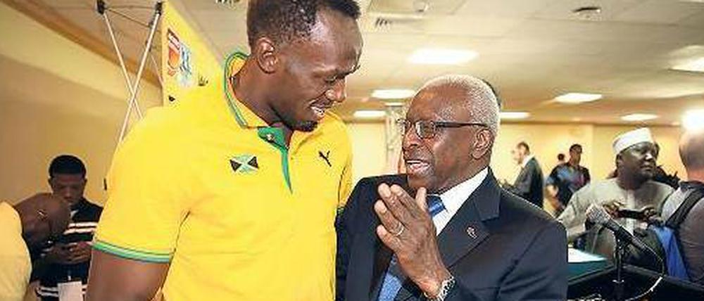 Der Star und der Machthaber. Lamine Diack beim Plaudern mit Usain Bolt.