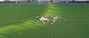 2009 wurde das Stadion in Hannover nach Robert Enkes Suizid zum Ort der öffentlichen Trauer.