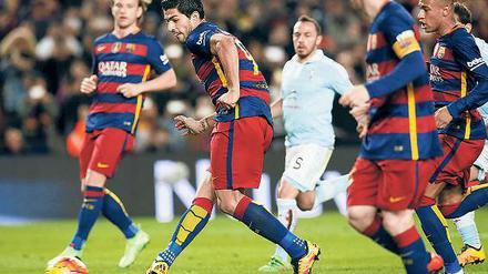 Arbeitsteilung im Strafraum. Lionel Messi schob den Ball vom Elfmeterpunkt aus nur an (oben) und ließ stattdessen Kollege Luis Suárez verwandeln. Der bedankte sich artig, dass er ihm in diesem Spiel so einen Hattrick ermöglicht hatte.