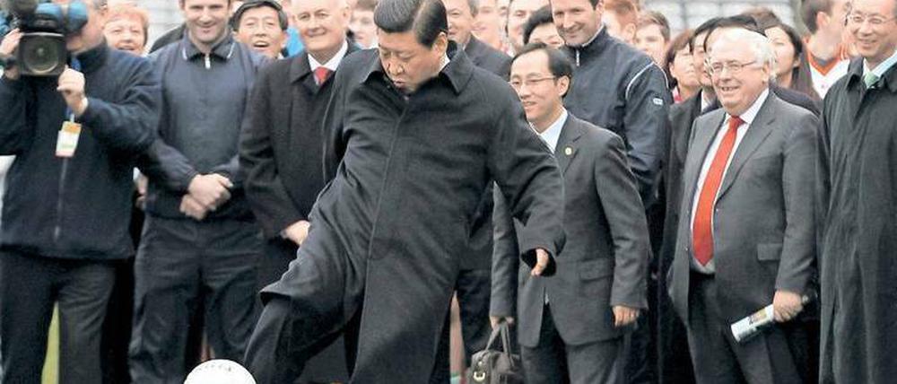 Volleyrepublik China. Präsident Xi Jinping am Ball.