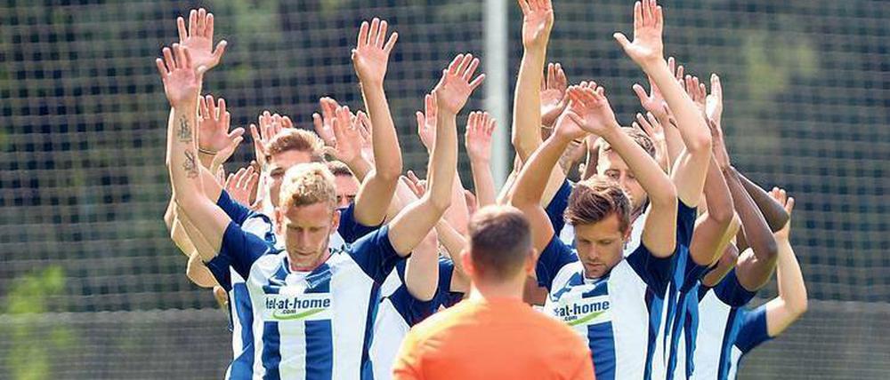 Und die Hände.... zum Himmel! Pal Dardai leitet die 29-köpfige Trainingsgruppe von Hertha BSC an. Foto: dpa/Zinken
