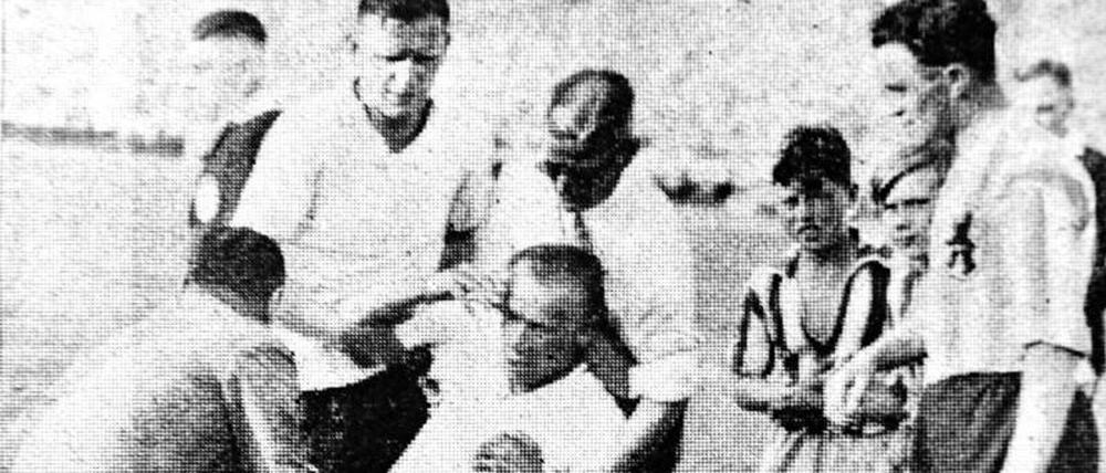 Helfende Hände. Hermann Horwitz hilft dem verletzten Willy Kirsei im Meisterschaftsfinale 1931 wieder auf die Beine. 