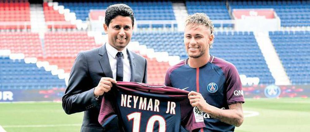 Willkommen in Paris. Der brasilianische Superstar Neymar wurde am Freitag von PSG-Präsident Nasser al Chelaifi an seiner neuen Wirkungsstätte empfangen.