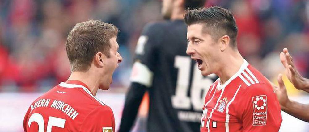 Was für ein Brüller! Die Torschützen Thomas Müller (links) und Robert Lewandowski bejubeln den Heimsieg gegen Mainz.