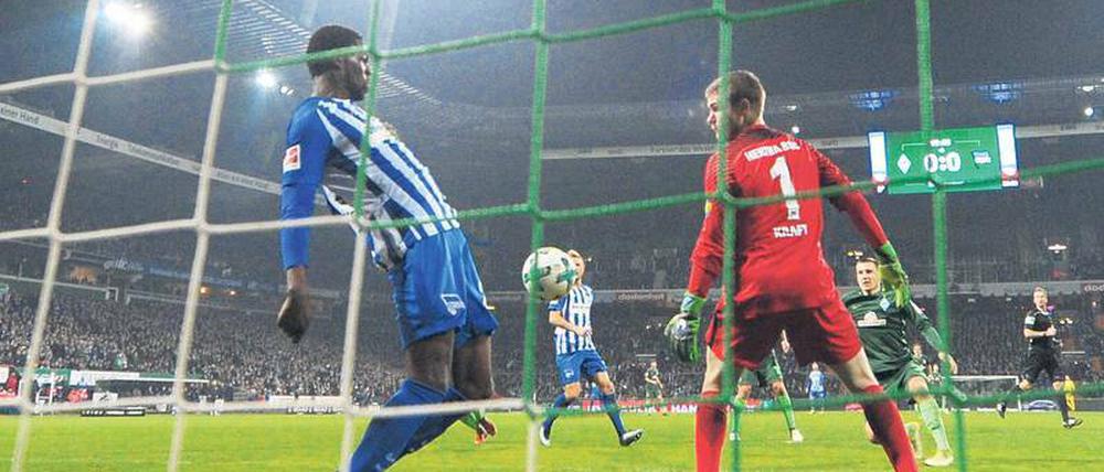 Haltung zeigen. Jordan Torunarigha machte gegen Bremen ein starkes Spiel. Seine beste Szene hatte er in der Schlusssekunde, als er das sichere 0:1 verhinderte.