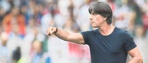Bundestrainer Joachim Löw gibt Anweisungen am Spielfeldrand. 