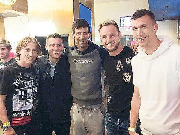 Novak Djokovic (Mitte) feuert bei der WM die Kroaten um Luka Modric (l.) an.