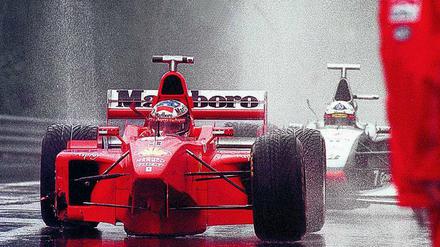 Dreiradfahrer. Im Regen von Spa verliert Michael Schumacher nicht nur einen Reifen, sondern auch die Fassung.