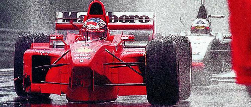 Dreiradfahrer. Im Regen von Spa verliert Michael Schumacher nicht nur einen Reifen, sondern auch die Fassung.