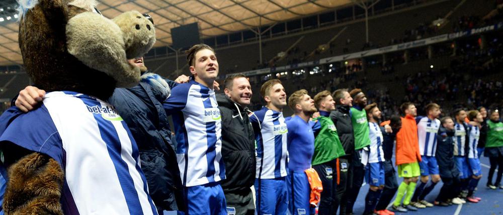 Hertha BSC will nach der Winterpause an die guten Leistungen der Hinrunde anknüpfen. Hier feiert das Team den 2:0-Sieg am letzten Spieltag des Jahres gegen Darmstadt 98 vor der Ostkurve.
