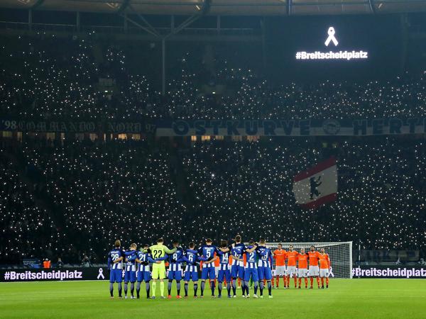 Vor dem Spiel erleuchtete das Olympiastadion bei einer Gedenkminute für die Opfer der Katastrophe vom Breitscheidplatz am Montag.