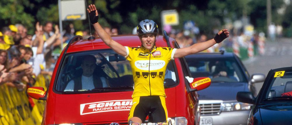 Hanka Kupfernagel freut sich über ihren Sieg bei der deutschen Straßen- Radmeisterschaft in Rheinfelden 1998. 
