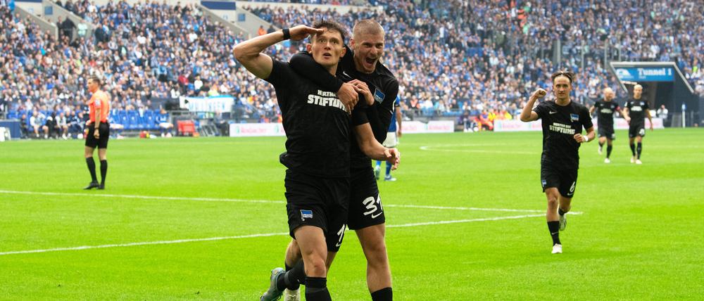 Fabian Reese (l.) und Marton Dardai freuen sich über das zweite Tor von Hertha BSC auf Schalke.  