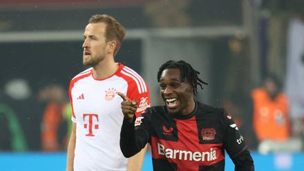 Jeremie Frimpong (rechts) gewann mit Bayer Leverkusen schon das direkte Duell gegen Bayern München (links Harry Kane) und steht kurz vor der Meisterschaft.