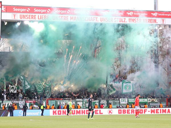 Die Fans von Werder Bremen zündelten im Gästeblock.