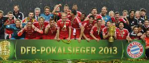 Alle Jahre wieder.... bejubeln Nicht-Berliner Teams im Olympiastadion den DFB-Pokal-Sieg - so wie im vergangenen Jahr der FC Bayern. 
