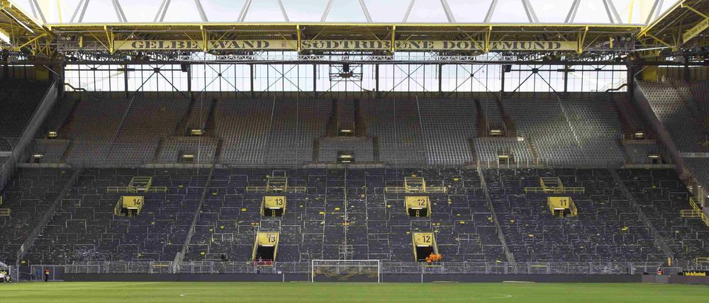 Die Dortmunder Südtribüne könnte für ein Bundesliga-Spiel gesperrt werden. 