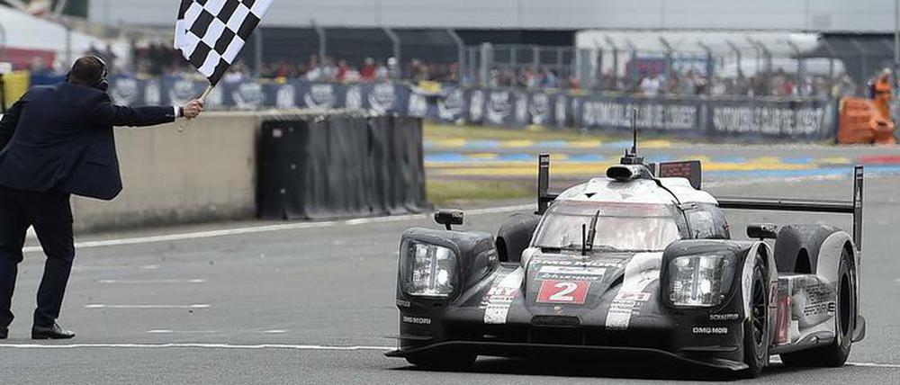 Neel Jani fährt den siegreichen Porsche nach 24 Stunden in Le Mans über die Ziellinie.