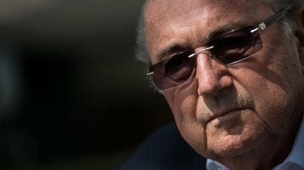Joseph Blatter droht wegen unverhältnismäßiger Millionen-Boni neues Ungemach.