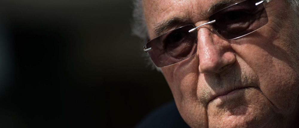 Joseph Blatter droht wegen unverhältnismäßiger Millionen-Boni neues Ungemach.