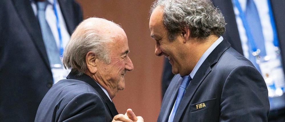 Unter Feinden. Sepp Blatter (links) und Michel Platini waren einmal Freunde, inzwischen haben sie sich nichts mehr zu sagen.