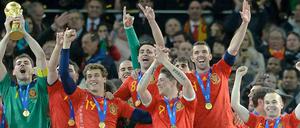 Spanien mit Pokal. Erstmals gewinnt eine europäische Mannschaft den WM-Titel außerhalb des eigenen Kontinents. Zudem hat noch nie ein WM-Titelträger sein Auftaktspiel bei einer WM verloren. Und dafür reichten dem Champion ganze acht Tore und in den vier K.o.-Spielen jeweils ein 1:0.