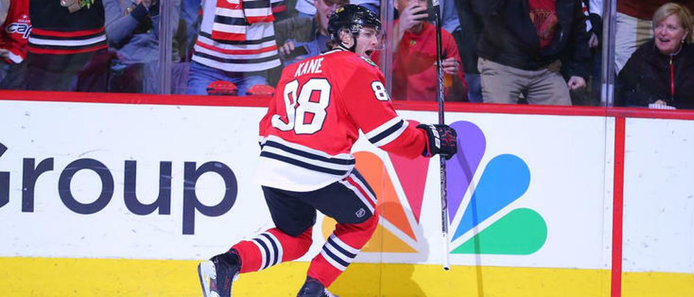 Wieder einer drin. Chicagos Patrick Kane ist als erster US-Amerikaner Topscorer in der NHL geworden.