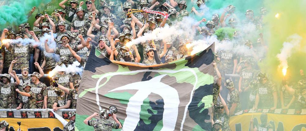 Dresdner Fans bezeichneten sich selbst als "Football Army".