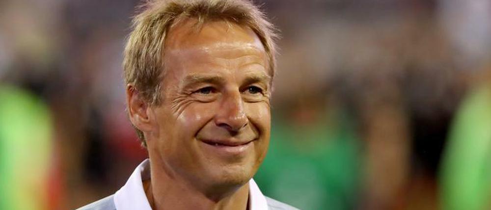 Noch US-Trainer, bald auf der Insel? Jürgen Klinsmann hat gut Lächeln.