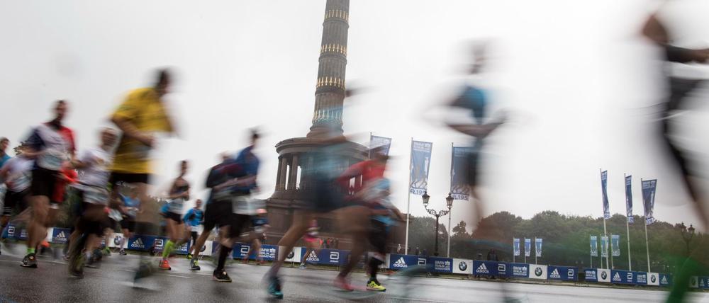 Beim Berlin-Marathon laufen jedes Jahr Zehntausende Menschen durch die Innenstadt. 