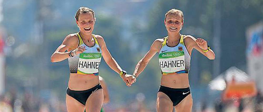 Hand in Hand. Lisa (l.) und Anna Hahner beim Olympischen Marathon. 