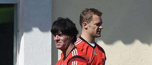 Jetzt gilt es. Trainer Joachim Löw und Torwart Manuel Neuer.