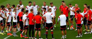 Högschte Konzentration: Bundestrainer Joachim Löw (m.) und die deutsche Nationalmannschaft beim Training vor dem Finale.
