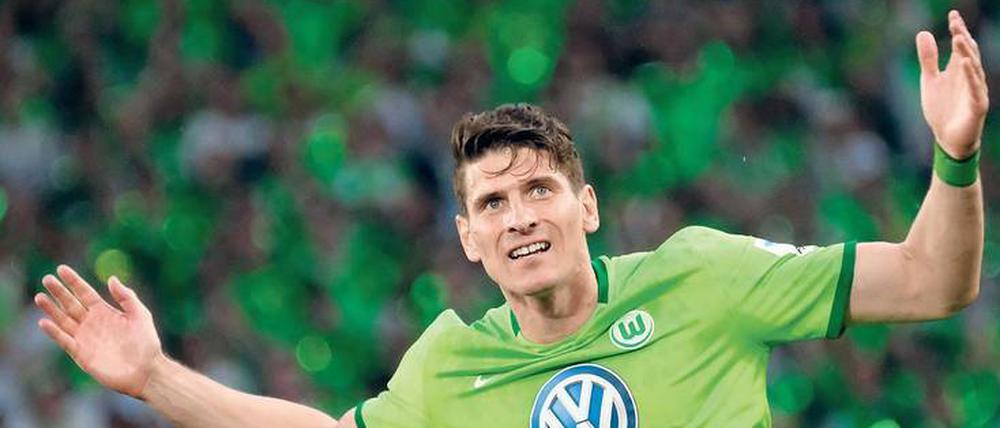 Hilfe, ich habe das Abstiegsgespenst gesehen. Mario Gomez und der VfL Wolfsburg gehen trotz aller Zweifel zuversichtlich ins Saisonfinale. Foto: Peter Steffen/dpa