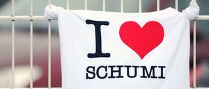 Schumi Fan-Kappen und ein T-Shirt mit der Aufschrift «Ich liebe Schumi» hängen am Michael Schumacher Kartcenter in Kerpen. Der Formel-1-Rekordweltmeister liegt nach einem Skiunfall weiter im Koma