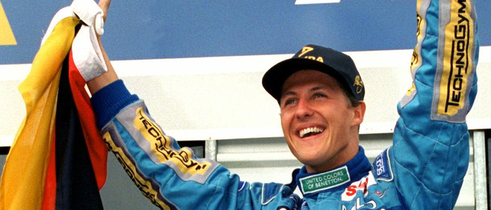 Triumph mit Benetton. Am 13. November 1994 feiert Michael Schumacher im australischen Adelaide. 