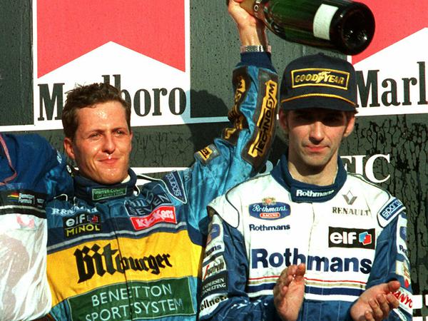 Alte Rivalen. Michael Schumacher (l.) und Damon Hill, hier nach einem Rennen 1995 im japanischen Aida.