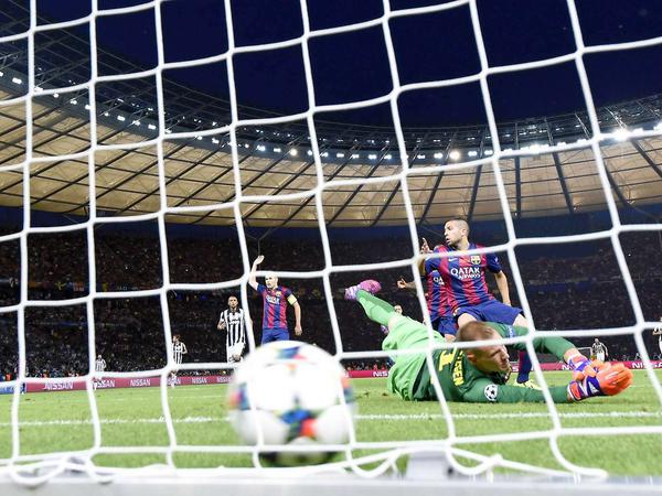 Der Ball im Netz, ter Stegen am Boden. Juventus hat gegen Barcelona ausgeglichen.