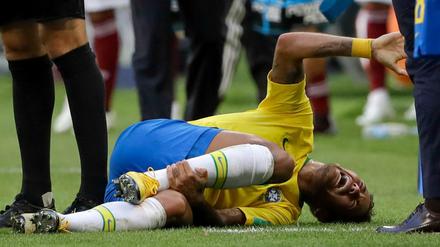 Klassiker. Brasiliens Stürmerstar Neymar liegt im WM-Achtelfinale gegen Mexiko am Boden.