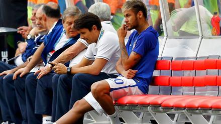 Leistet seinem Team auf der Bank Gesellschaft: Brasiliens verletzter Superstar Neymar.