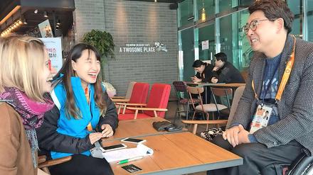 Zwei Journalisten der PZ im Interview mit dem Solisten Hwang Yung Taek.